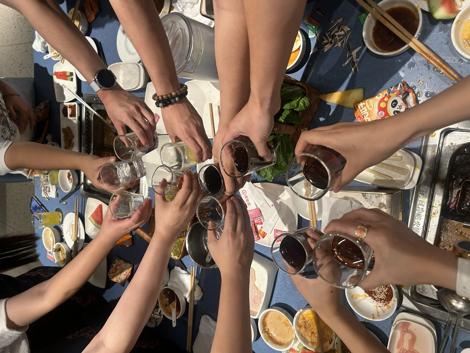 俯拍多人圍住張枱舉杯