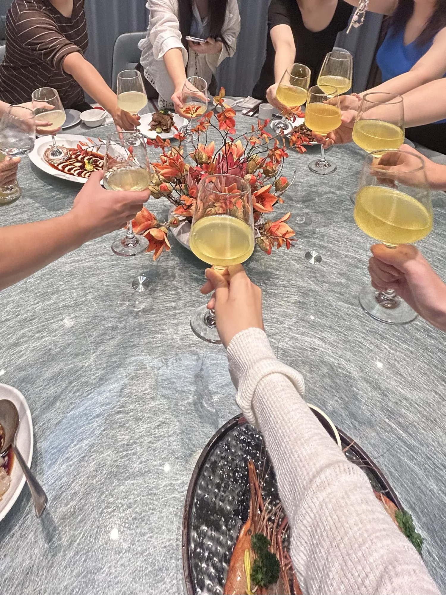 圓枱上面高腳杯碰杯