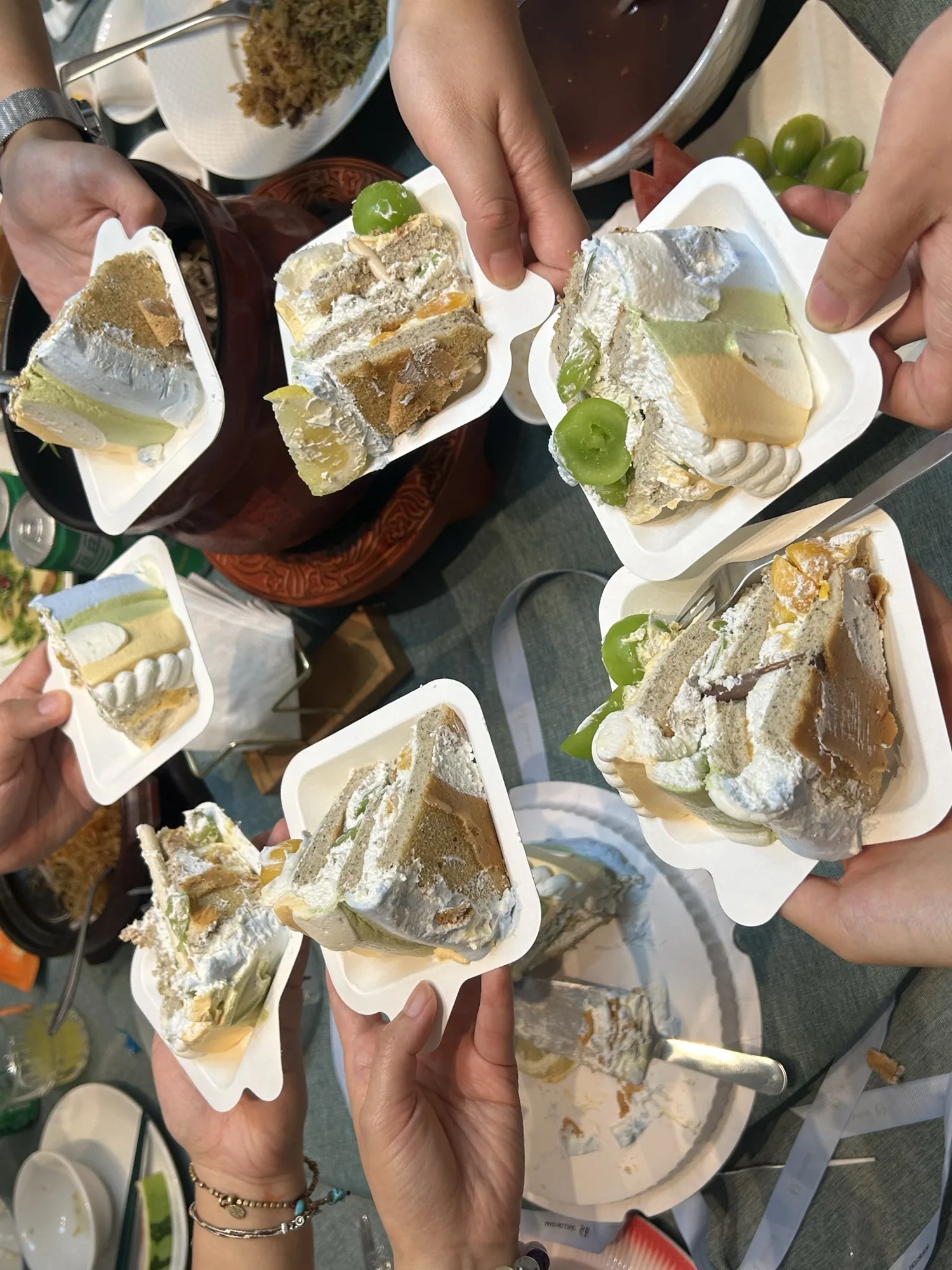 聚餐嗰陣舉起蛋糕碰杯