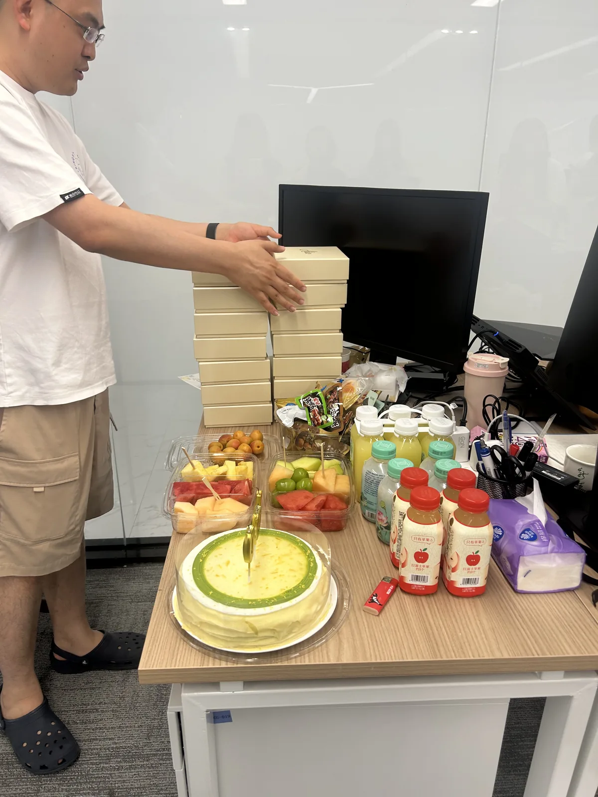 辦公檯上面擺開嘅蛋糕、果切同一排飲料