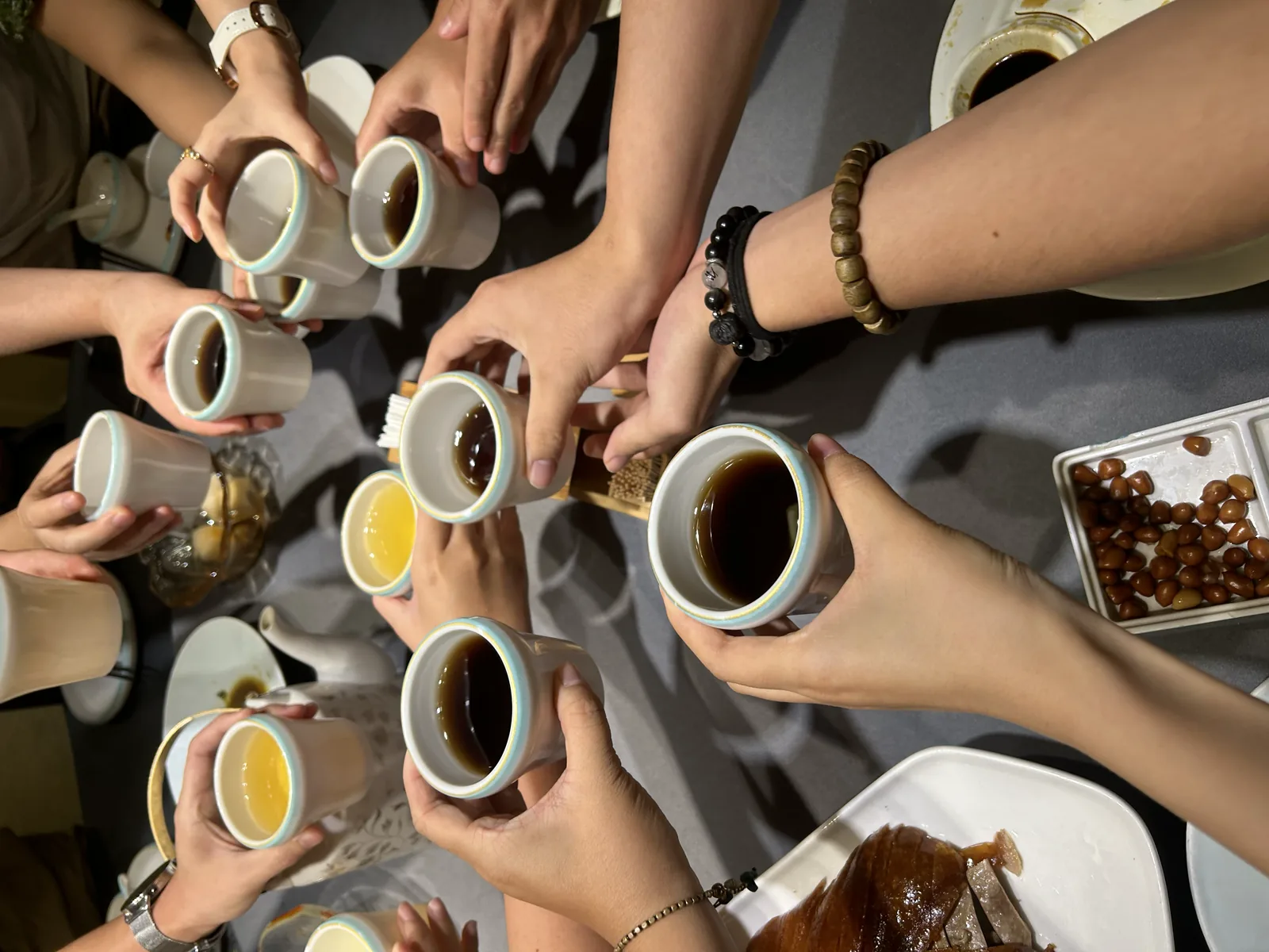 白瓷杯圍成一圈碰杯